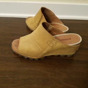 Comfy suede wedge slide, size 8